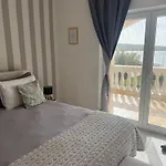 Beachfront Jackie Apartment