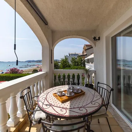 Beachfront Jackie 斯里马