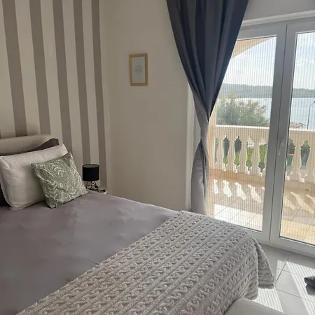 Beachfront Jackie Apartment